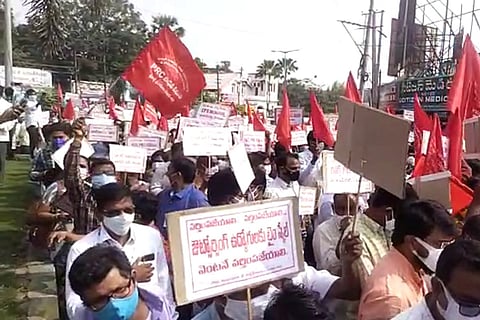 Andhra employees protesting in Nellore over PRC issue: Employees were detained ahead of 'Chalo Vijayawada' protest over pay revision 