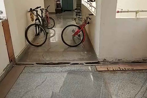 The crack that appeared in the police quarters building 