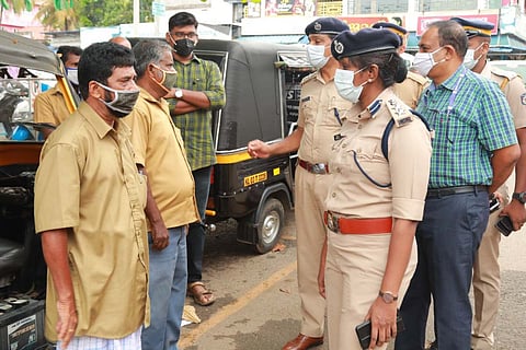 Representative image of police personnel inspecting vehicles during lockdown