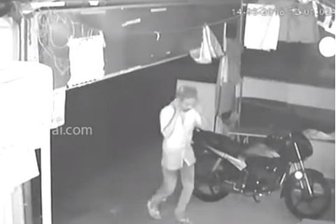 Hilarious robbery caught on cam: Thief uses polythene bag to hide face, arrested