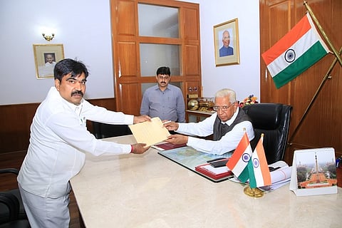 Karnataka crisis: 'Pendulum' Shankar resigns as Minister, govt on brink of collapse