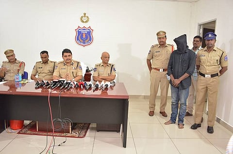 Abducted 6-yr-old rescued within hours by Hyd police, Good Samaritan rewarded