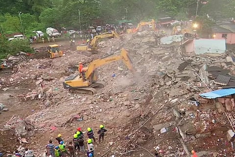 Photo of the rescue operation being carried out to rescue those trapped under the debris 