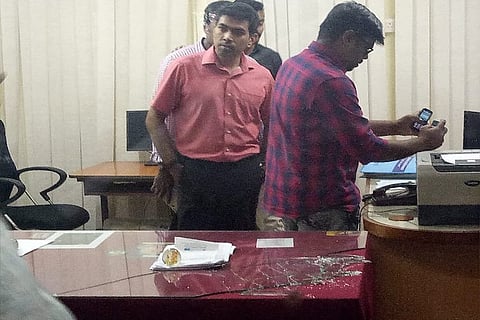 Trade union strike Day 2: Protestors vandalise SBI bank near Secretariat in Kerala 