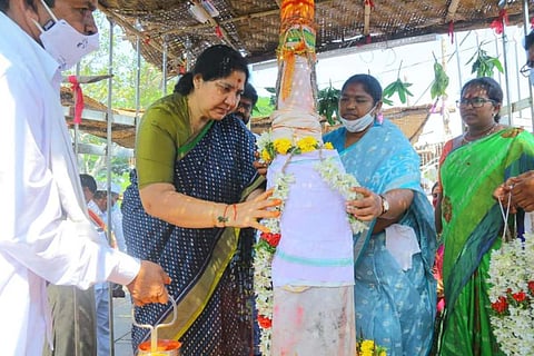 Minister Sathyavathi Rathod and Mulugu MLA Seethakka taking part in a ritual in December 2021 at Medaram