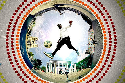 Watch this freestyle footballer dribble his way through Bengaluru 