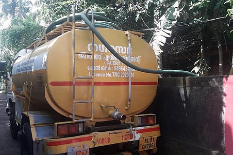 Sewage waste collection vehicle