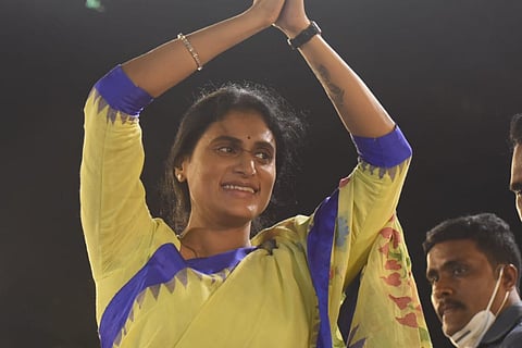 YS Sharmila folding her hands and greeting the crowd 