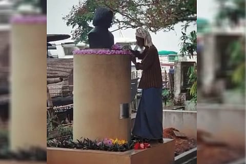 Sivadasan decorating Abdul Kalam's statue