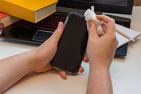 Cleaning smartphones with tissue