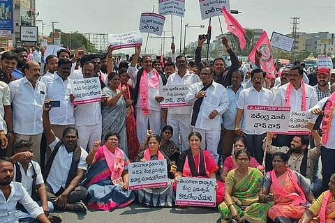 TRS leaders protesting on Mumbai-Vijayawada highway: TRS blocks highways over paddy procurement issue in Telangana