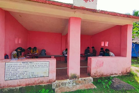 Devalamakki bus stop in Uttara Kannada