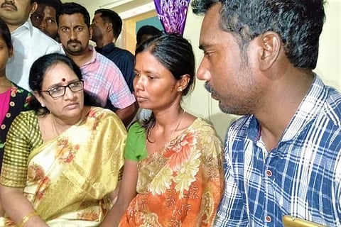 Andhra Women's panel chief meets family of 5-yr-old who was murdered, assures action