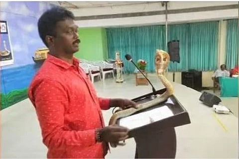 Vava Suresh exhibiting snake while taking class