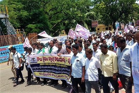 Angry at being 'neglected' by Andhra govt, tenant farmers gather at Vijayawada to protest