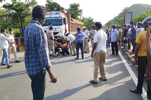Dr Sudhakar being detained by the Andhra Pradesh police