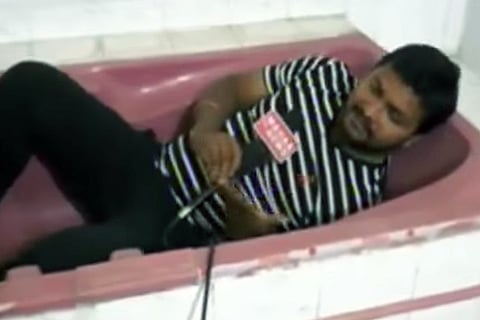 Sridevi death and the circus on TV: A reporter even jumped into a bathtub 