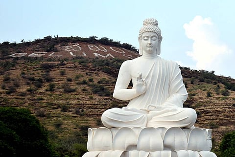 Buddha statues near Belum Caves 