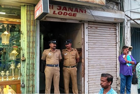 Jewellery shop in Coimbatore robbed at gunpoint, employee helps masked men steal 4.5kg of gold