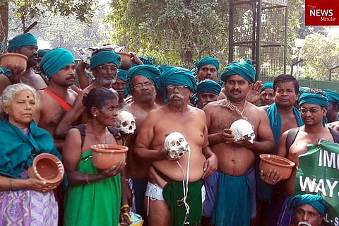 TN farmers dig out skulls of colleagues who committed suicide, hold it up for Delhi's attention