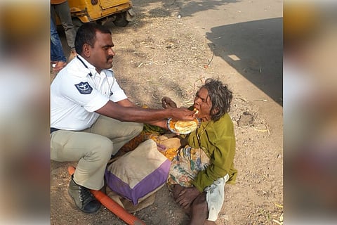 Hyd traffic cop’s act of kindness goes viral, earns him praise from Home Minister