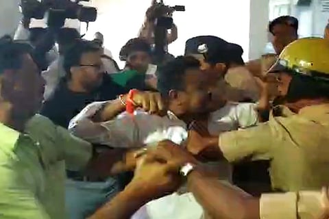 Kashmiri students held for sedition attacked by Bajrang Dal members at K’taka court