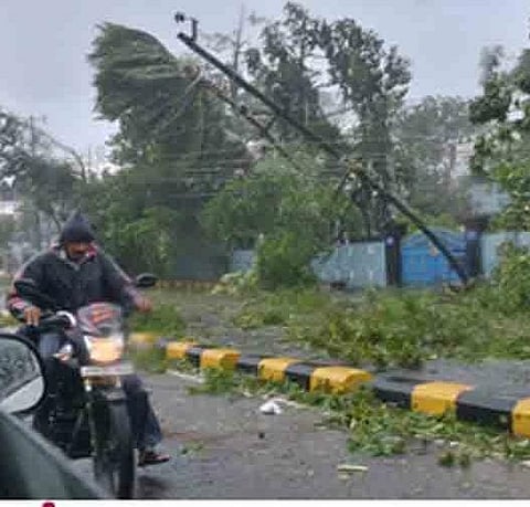 Hudhud claims 21 lives in Andhra, relief work begins
