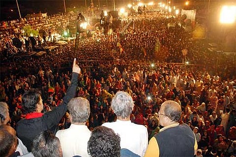 Pakistan SC restrains Imran, Qadri amid political crisis 