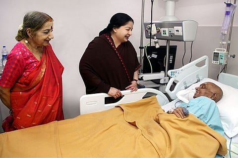 Watch: When Jayalalithaa visited Cho at hospital, the two friends Tamil Nadu mourns
