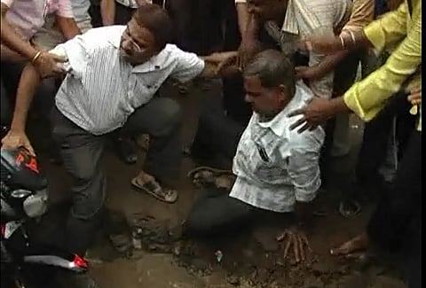 Angry Koppla locals lower officials into massive pothole after man falls into it