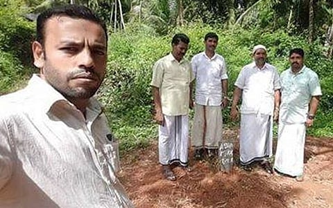 Kerala Muslim league leader takes selfie from co-worker's tomb, gets slammed for being insensitive