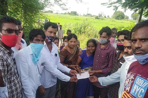 Villagers of Baswapur handing over the cheque to family of the deceased 