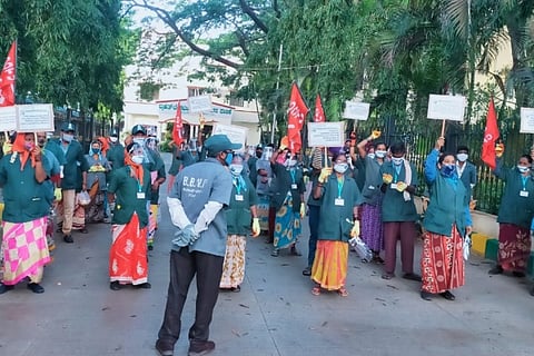 After 5 COVID-19 deaths, pourakarmikas protest in Bengaluru seeking better protection 