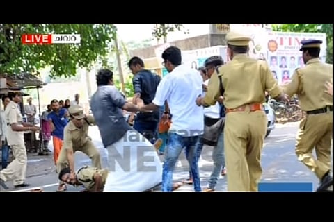 Video shows how SFI activists assaulted a policeman in Kerala