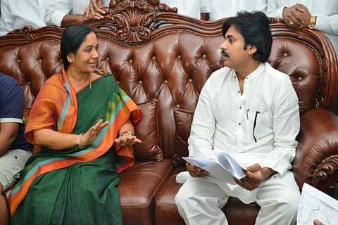 Pawan Kalyan visits Paritala Ravi's residence in Andhra, raises eyebrows 