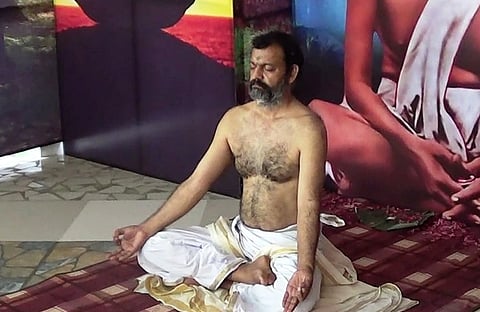പരീക്ഷകളിൽ കുട്ടികളുടെ വിജയം ഉറപ്പുവരുത്താൻ  അധ്യാപകന്റെ ഉപവാസം
