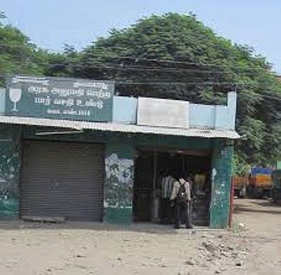 Could a woman in Tamil Nadu enjoy a drink in a TASMAC bar in peace?