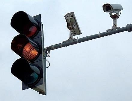 Siblings violate traffic rule, attack Hyderabad cop for clicking a photo