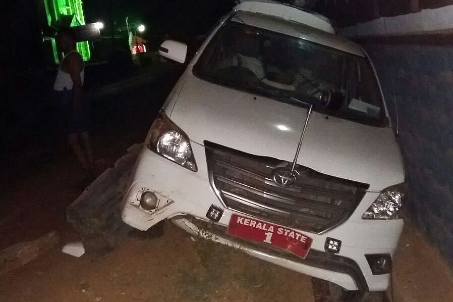 Oommen Chandy's escapes unhurt as his car meets with an accident