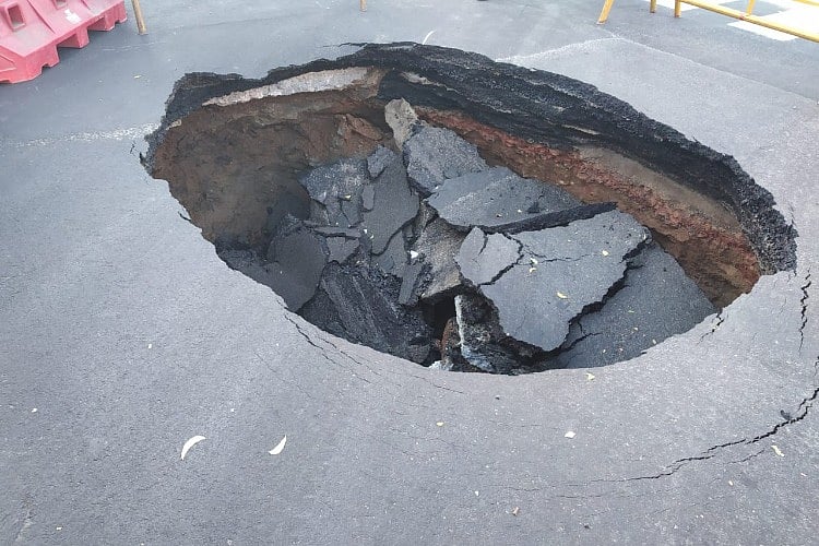 Sinkhole ‪ Another sinkhole in Chennai's busy Madhya Kailash