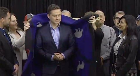 Pierre Poilievre received a symbolic gift of a blanket to cover him in his work and in his journey after speeches at the First Nations Resource Charge. 