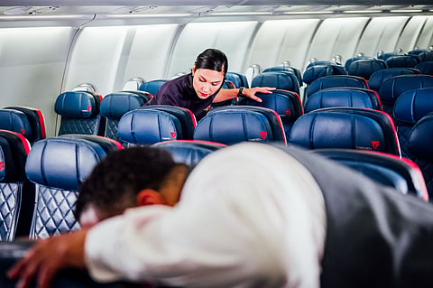 Maggots fall on Delta passengers from overhead compartments 