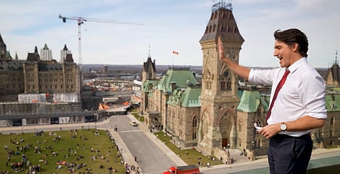 WATCH: Trudeau views eclipse from the roof of Parliamentary Building 