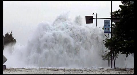  Massive water main break floods streets  