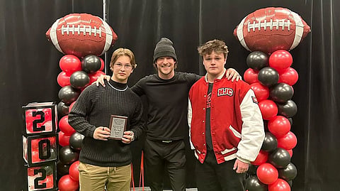 Players with Coach Taylor "Teej"Johannesson (centre).