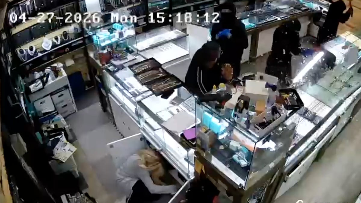 WATCH: EPS seek suspects after brazen jewellery store robbery at mall