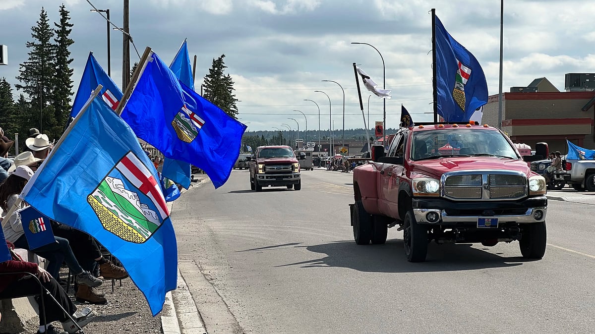 Sundre parade controversy draws hundreds to Alberta independence cruise
