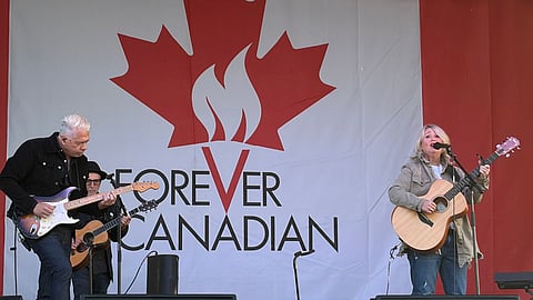 Jann Arden dedicates song 'Insensitive' to Danielle Smith during Calgary Unity concert