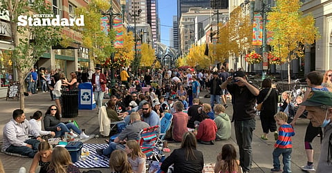 WATCH: Picnic protest takes over downtown Calgary’s Stephen Avenue