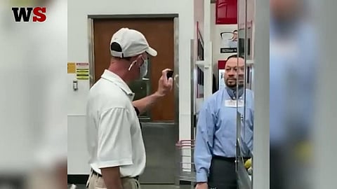 Masker-threatens-an-employee-for-not-wearing-a-mask.
